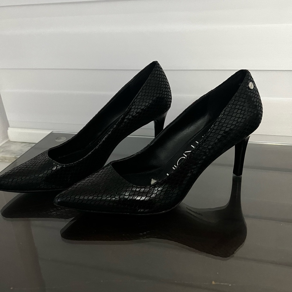 Calvin Klein women black pump